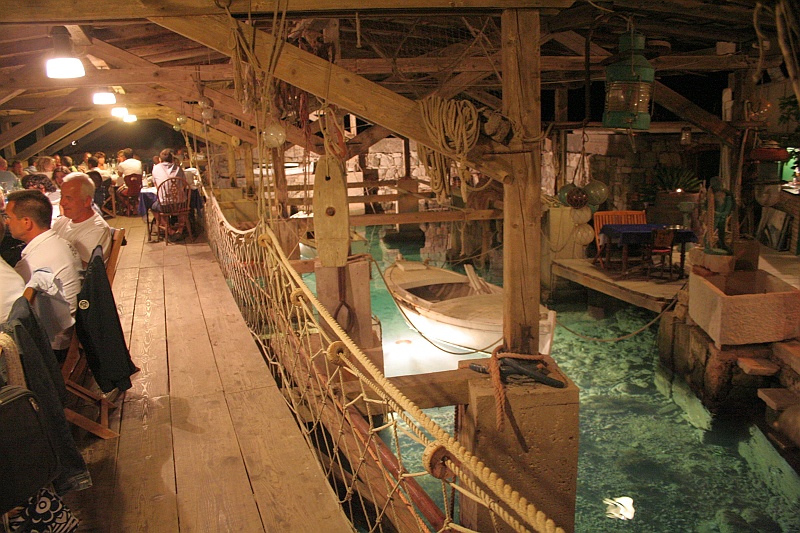 2009-07-Croatia_2009-07-12 _ 22_12_42_IMG_8858.jpg - Pierwsza kolacja lądowa, zdaje się, że na wyspie Vis. Bardzo klimatyczna restauracja. Ugaszczał nas tam nasz współzałogant, Tomek S.